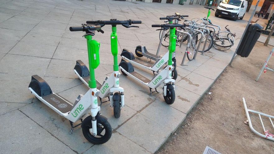 Almeida reparte el pastel de los 6.000 patinetes de alquiler de Madrid entre Lime, Tier y Dott