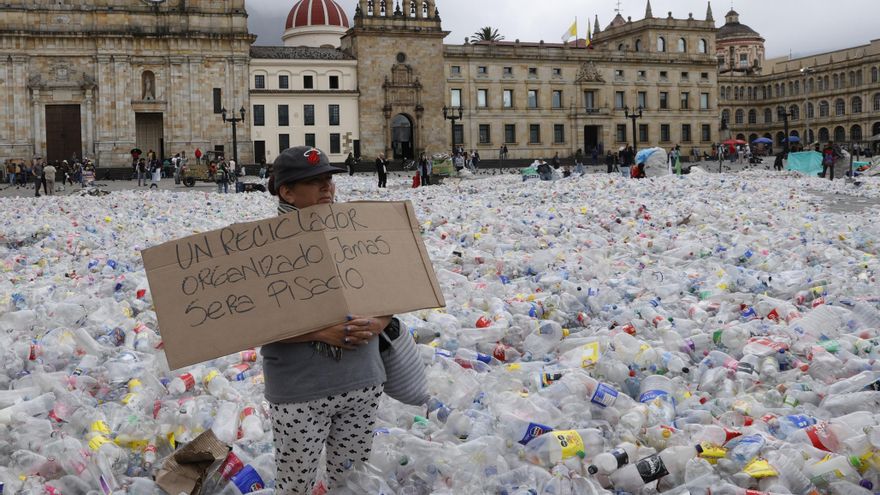 Recicladores protestan por la caída de los precios en Bogotá con toneladas de plásticos