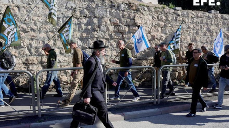 Cientos de israelíes ante el Tribunal Supremo contra la exención militar de los ultraortodoxos