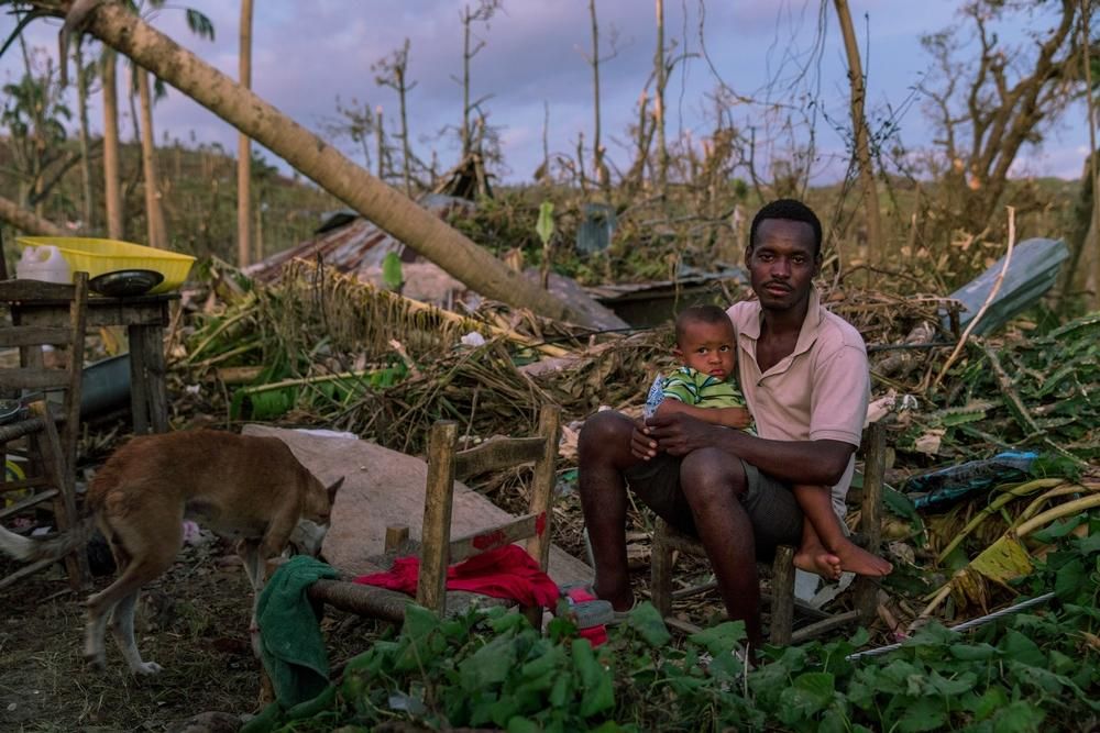 Un hombre y su hijo permanecen sentados en una zona devastada por el huracán Matthew cerca de Port Salut, al suroeste de Haití. El pasado 4 de octubre, el huracán devastó gran parte del país. Tres meses después, aún hay pueblos remotos que no han recibido ayuda y el riesgo de cólera es latente. Falta comida, agua potable y refugios: en definitiva, urge más compromiso internacional para ayudar a Haití. © Andrew McConnell/Panos Pictures