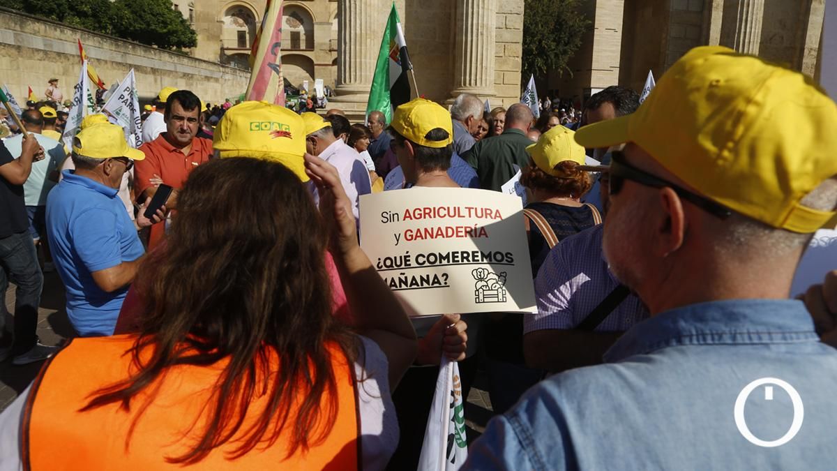 Concentración del sector agrario ante los ministros de la Unión Europea en la Puerta del Puente