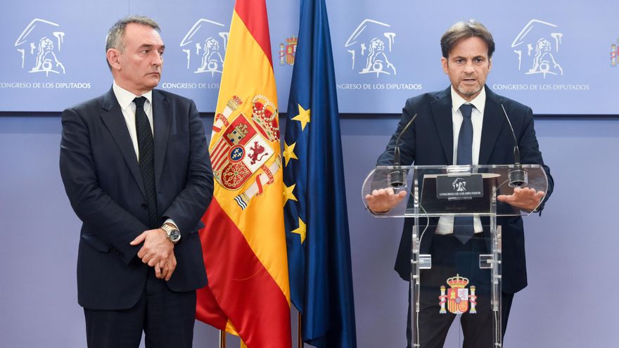 El secretario de Estado para la Agenda 2030 y secretario general del PCE, Enrique Santiago (i) y el presidente del grupo parlamentario de Unidas Podemos en el Congreso, Jaume Asens (d).