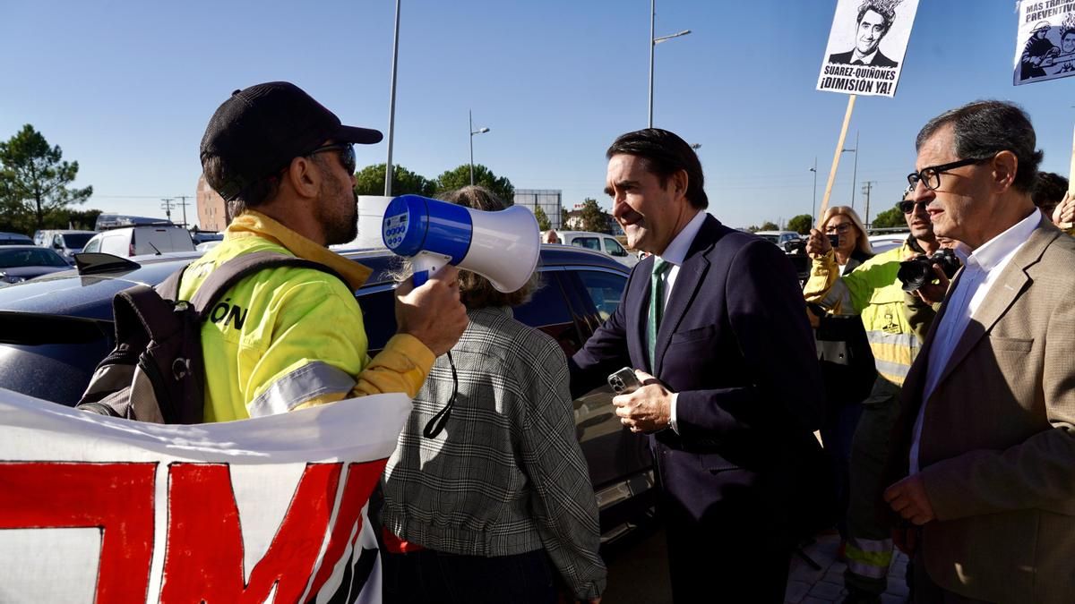 Suárez-Quiñones opta por ignorar a los bomberos forestales que han acudido a Villadangos a protestar por su gestión