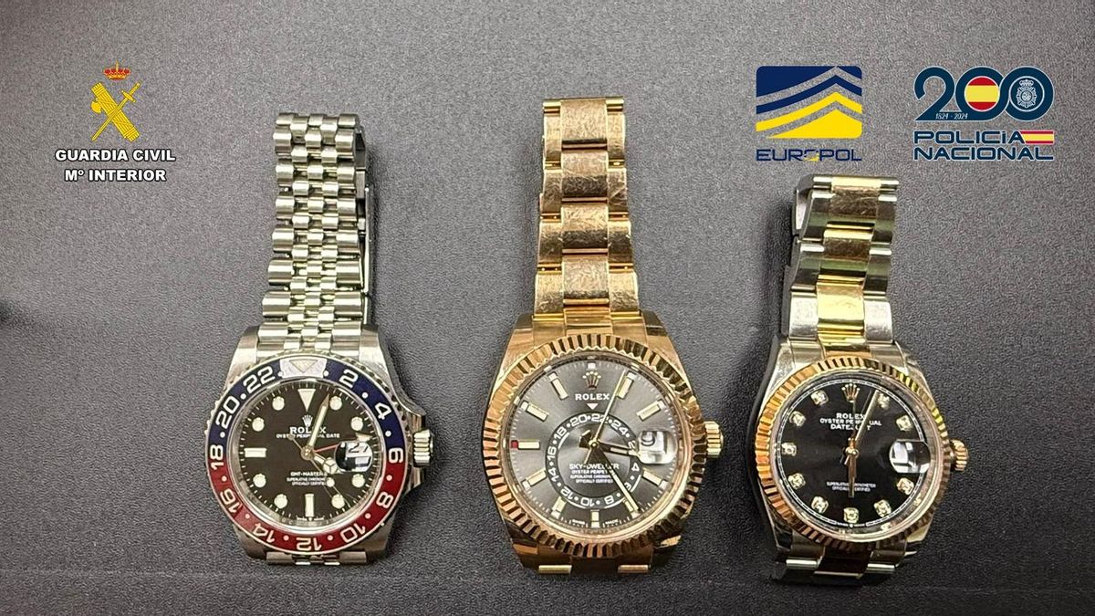 Tres de los relojes de lujo incautados durante la operación antidroga coordinada por la INTERPOL