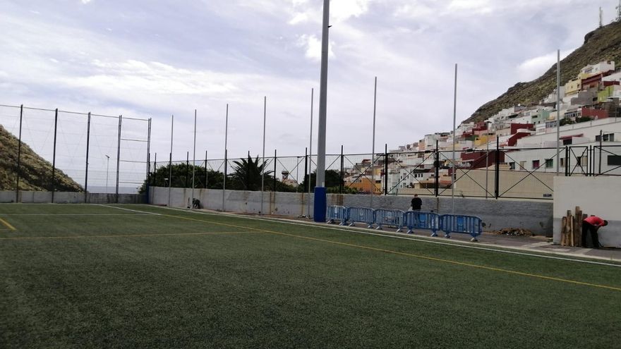 La concejala de Deportes, Elena Mateo, explica que las obras consisten en la ampliación de la malla actual en 8 metros adicionales.