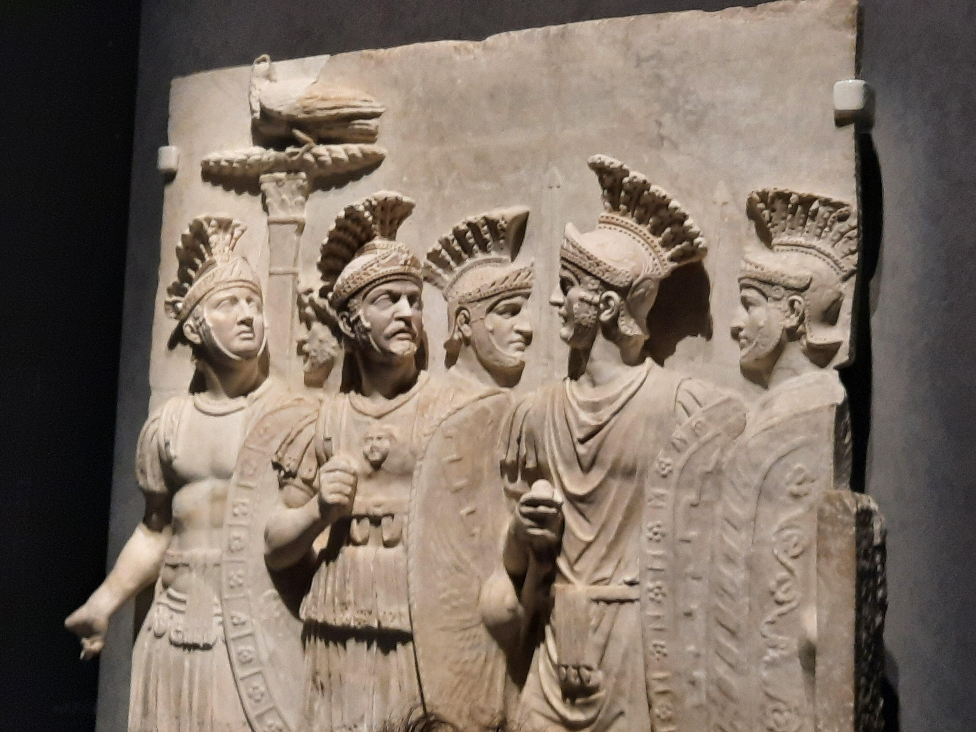 Este relieve representa a seis pretorianos con armadura de gala. Procede de un arco triunfal en Roma que conmemoraba la conquista de Britania por Claudio.