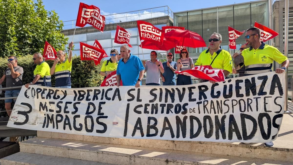 Trabajadores de los centros de transporte en Extremadura denuncian cinco meses de impagos: "Hemos recibido nóminas de un céntimo"