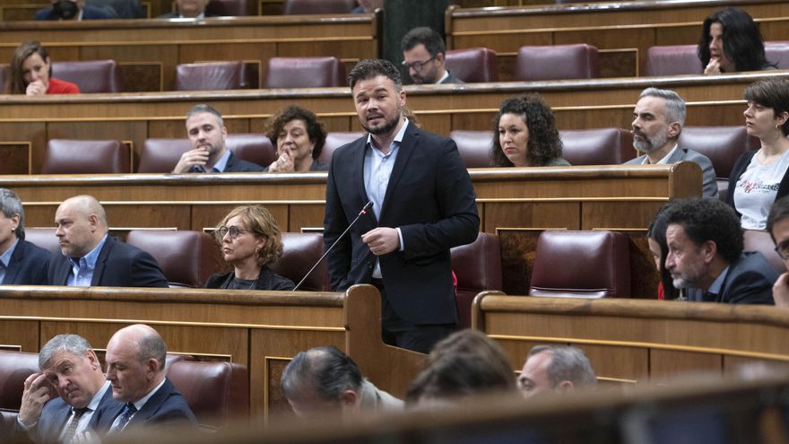 El portavoz de Esquerra Republicana (ERC) en el Congreso, Gabriel Rufián, interviene en una sesión plenaria, en el Congreso de los Diputados, a 27 de abril de 2022.