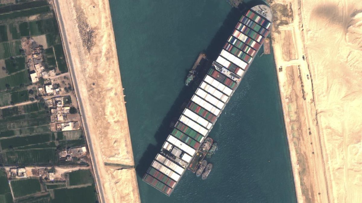 El canal de Suez quedó atascado en 2021