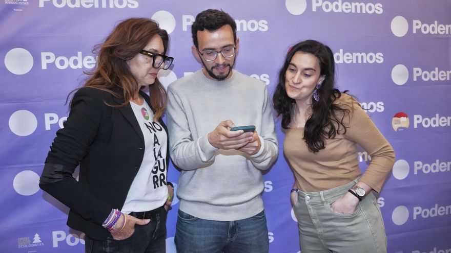 El candidato de Podemos al gobierno de Castilla y León, Miguel Ángel Llamas, observa los resultados de las elecciones que se han celebrado este Domingo.