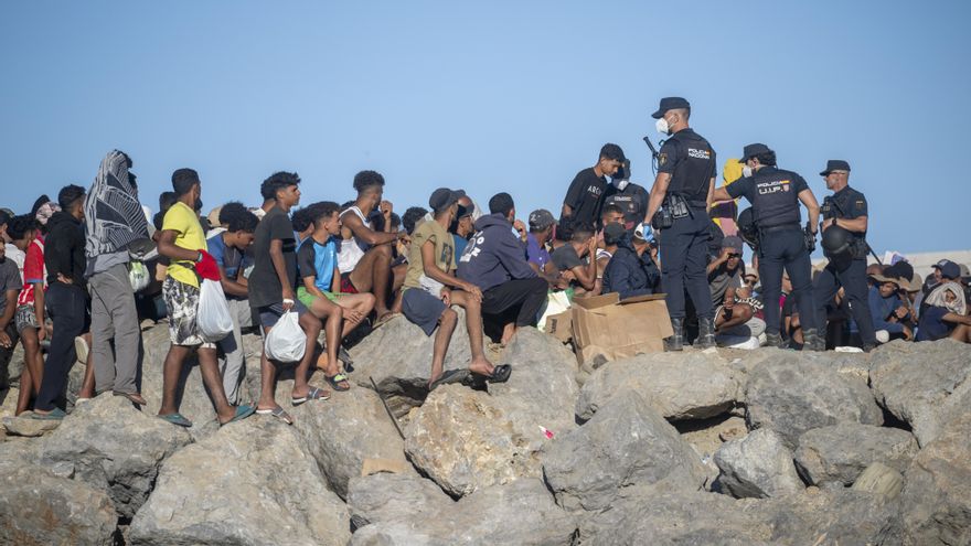 Varios inmigrantes en una playa, a 21 de agosto de 2026, en Ceuta (España).