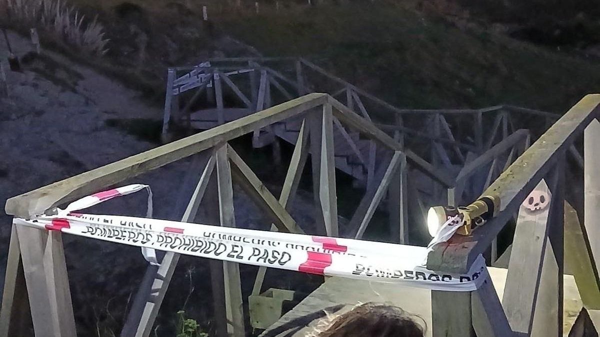 Los bomberos de Santander cierran la pasarela del Puente del Diablo tras el aviso de un vecino