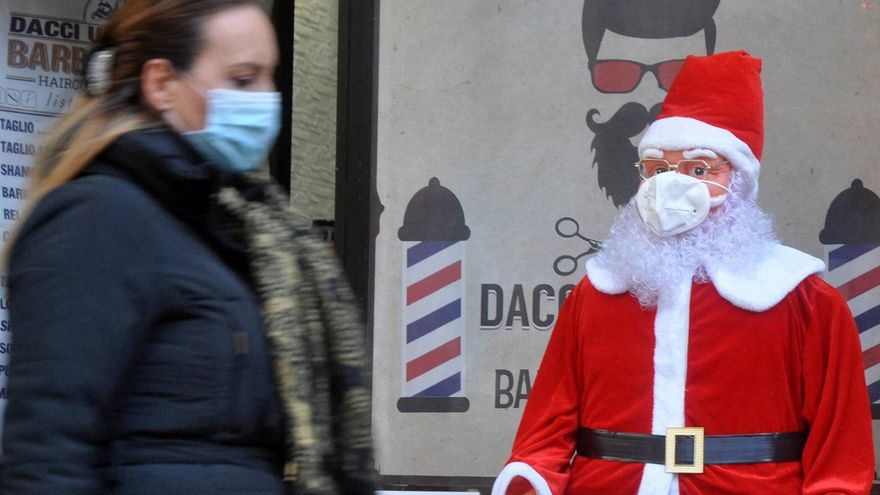 Un Papá Noel con mascarilla en las calles de Palermo, Italia