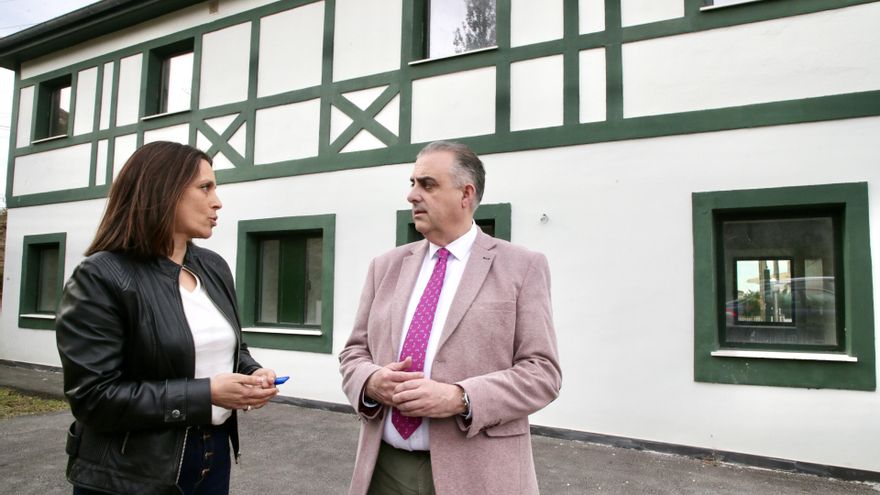 La alcaldesa de Bezana y el consejero en su visita a las viviendas