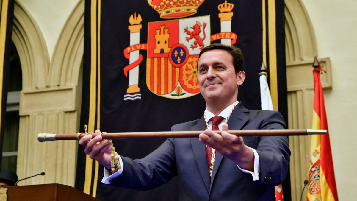 La UCO detiene al presidente del PP de la Diputación de Almería por la compra de mascarillas