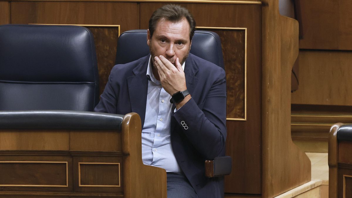 El ministro de Transportes, Óscar Puente, durante el pleno celebrado este miércoles por el Congreso de los Diputados, en Madrid. EFE/JP Gandul