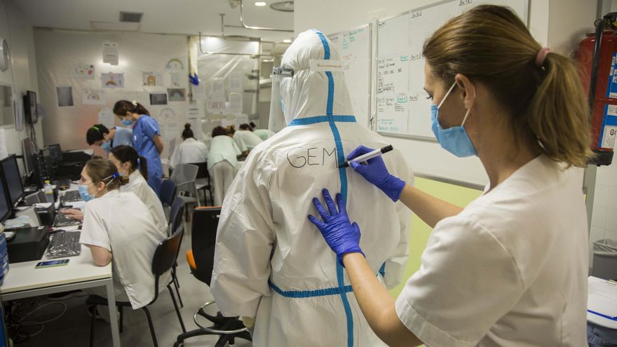 Colocación de EPIs en la UCI de Valdecilla