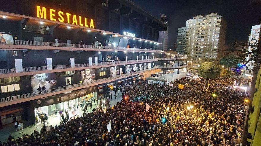 Miles de aficionados reclaman a Peter Lim que abondone el Valencia CF ante el declive al que ha llevado al club