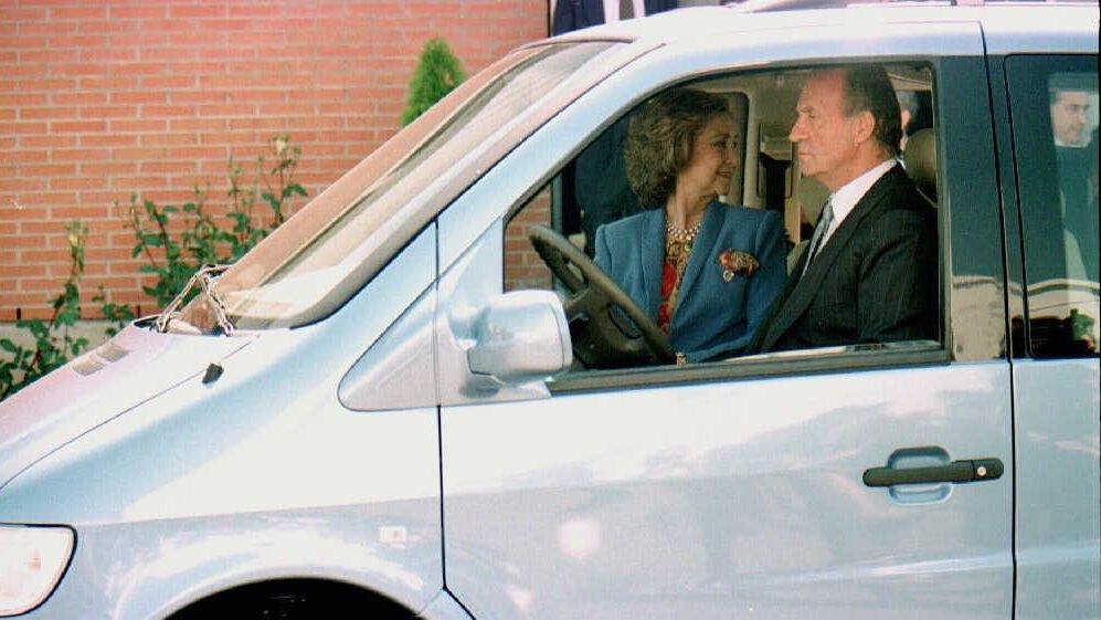 El rey Juan Carlos I y la reina Sofía, con la primera Vito fabricada en la fábrica de Mercedes en Vitoria