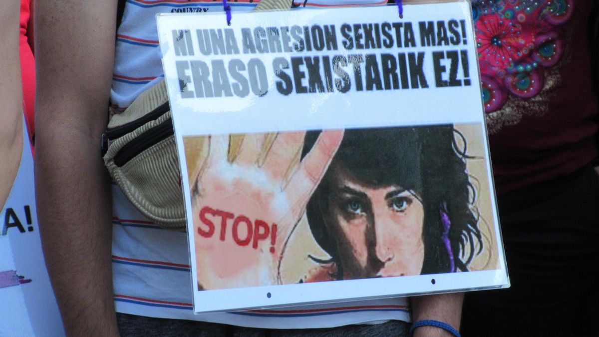 Archivo - Cartel contra la violencia de género en una concentración en Bilbao (archivo)
