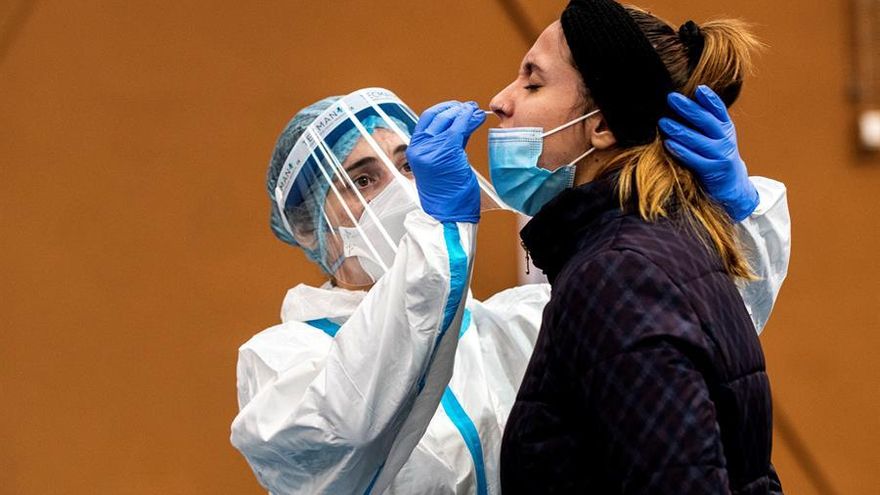 Empleados sanitarios llevan a cabo un cribado masivo de test PCR.