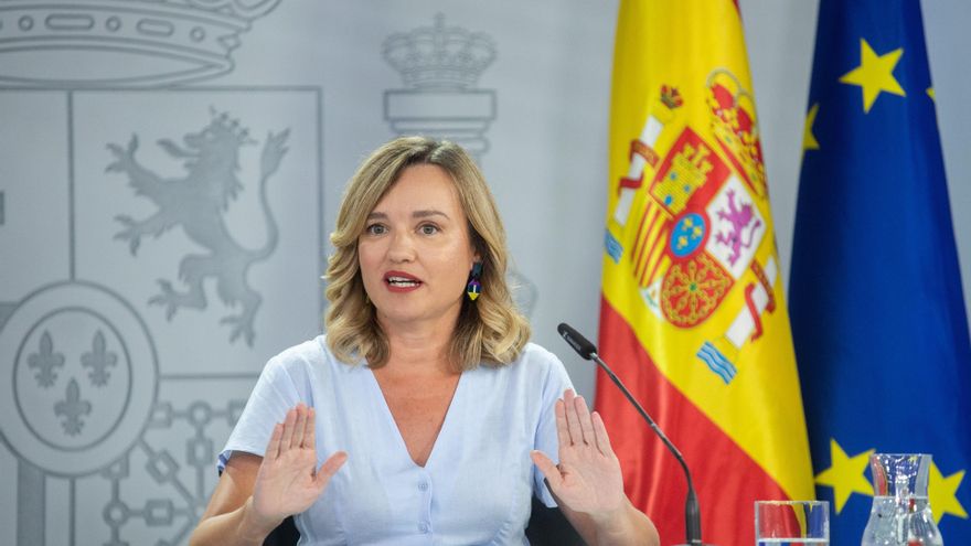 La ministra de Educación, Formación Profesional y Deporte y portavoz del Gobierno, Pilar Alegría, durante una rueda de prensa posterior a la reunión del Consejo de Ministros, en el Palacio de La Moncloa, a 26 de agosto de 2025, en Madrid (España). El Gobi
