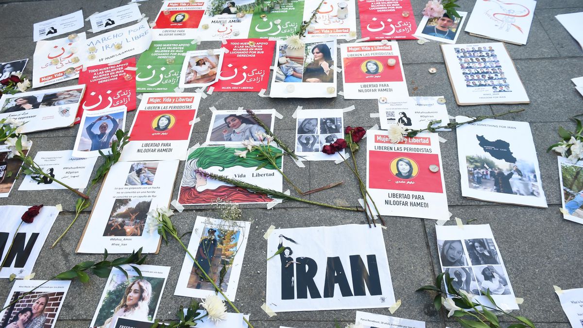 Archivo - Varias personas se manifiestan para pedir respeto por los derechos de las mujeres iraníes, en la plaza del Callao, a 1 de octubre de 2022, en Madrid (España)