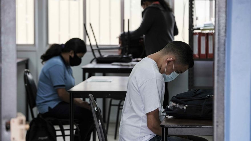 Fotografía de archivo de estudiantes mientras reciben clases en un centro educativo en San José, Costa Rica. EFE/ Jeffrey Arguedas