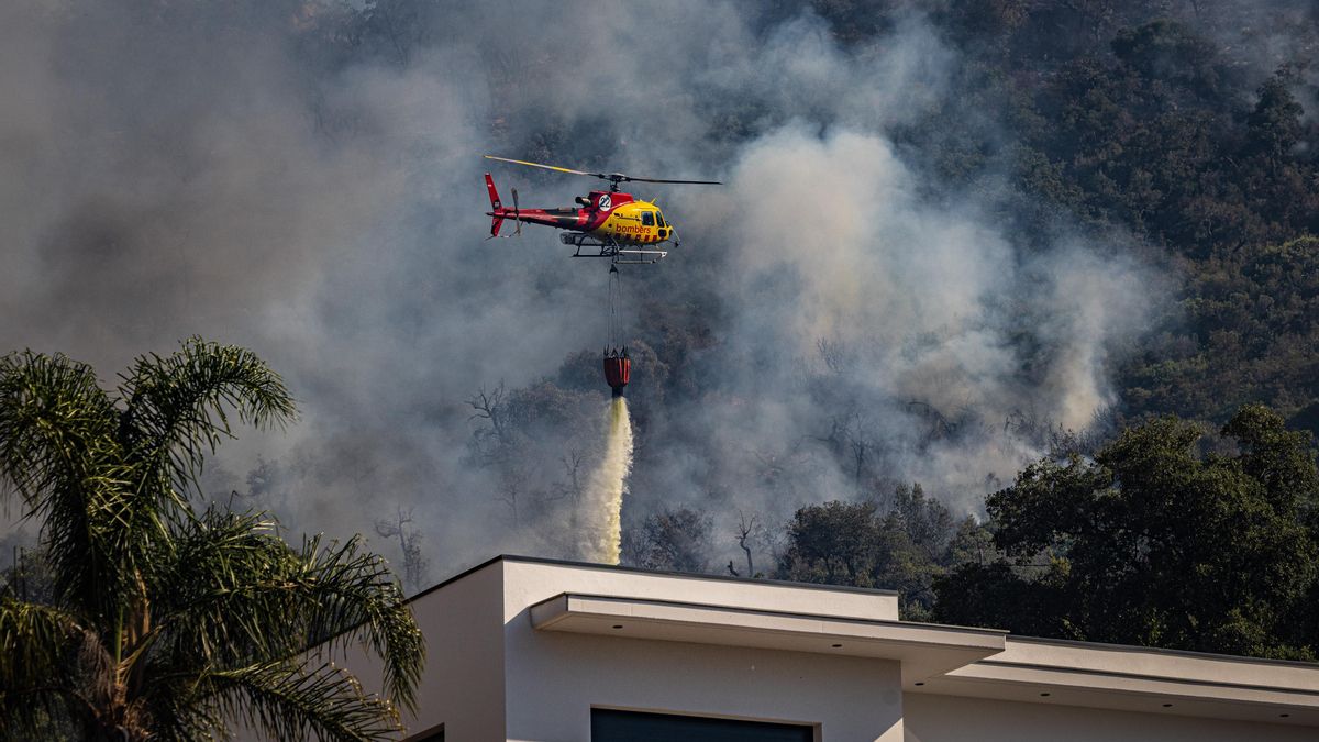 Los Bomberos frenan el avance del incendio en Les Gavarres y esperan estabilizarlo esta noche