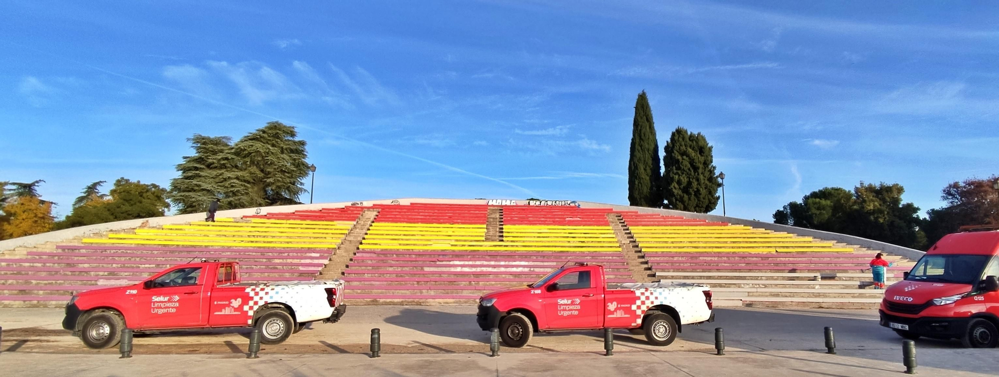 A bandeira republicana do Parque de las Cruces, apagada pelas brigadas municipais.