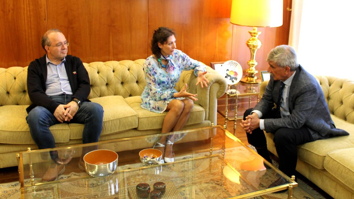 El rector de la Universidad, Juan Francisco García, y la presidenta del Instituto de Estudios del Órbigo, María Purificación García.