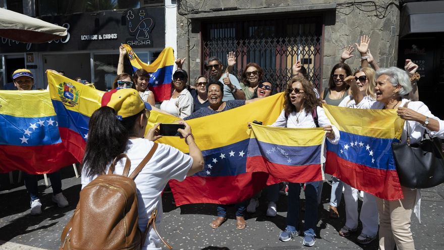 Los venezolanos votan en Canarias en un ambiente propicio para la oposición