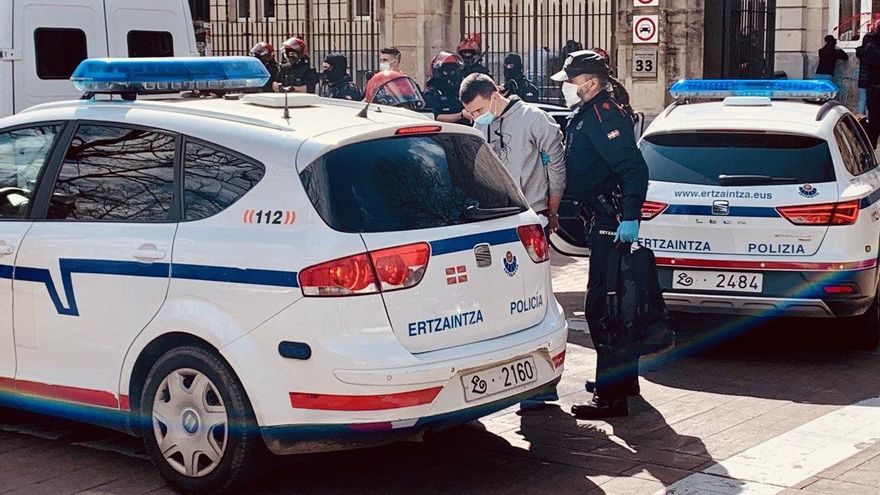 La Ertzaintza se lleva a un detenido