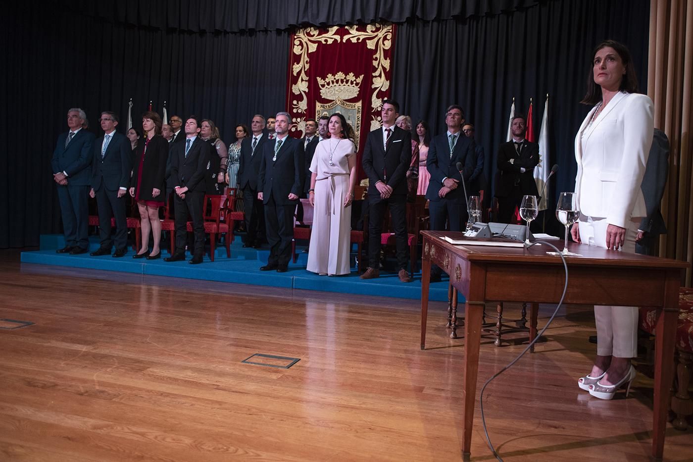 Gema Igual (PP) escucha el himno de España tras ser proclamada alcaldesa de Santander. | JOAQUÍN GÓMEZ SASTRE