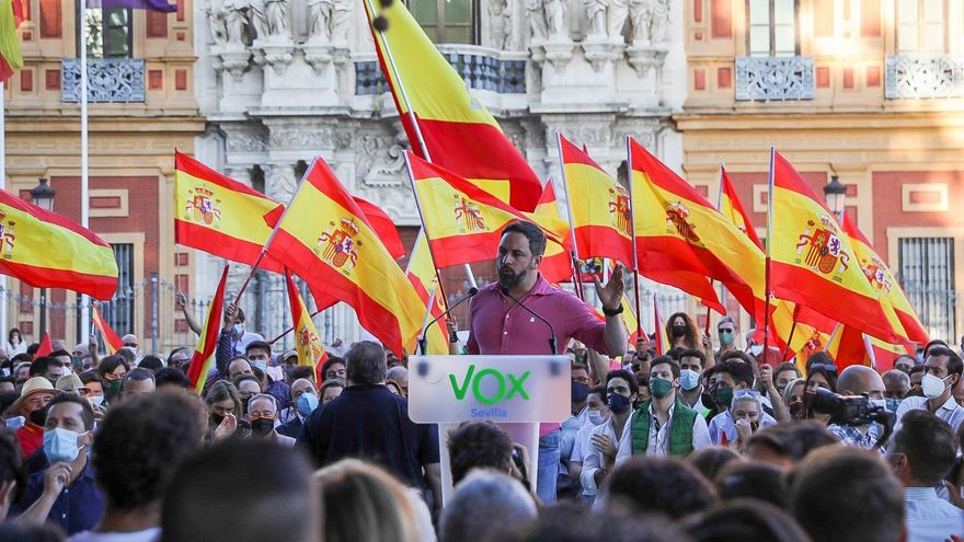 El presidente de Vox, Santiago Abascal, interviene en una concentración ante el Palacio de San Telmo de Sevilla.