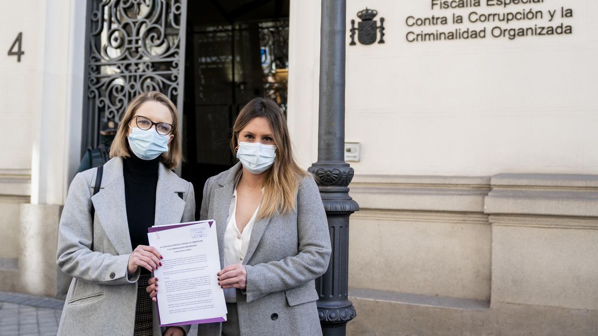 La portavoz de Unidas Podemos, Carolina Alonso (i), y la portavoz y secretaria de Vivienda de Podemos, Alejandra Jacinto, posan en la Fiscalía para registrar un escrito con los contratos realizados por el Gobierno de la Comunidad de Madrid durante la pand