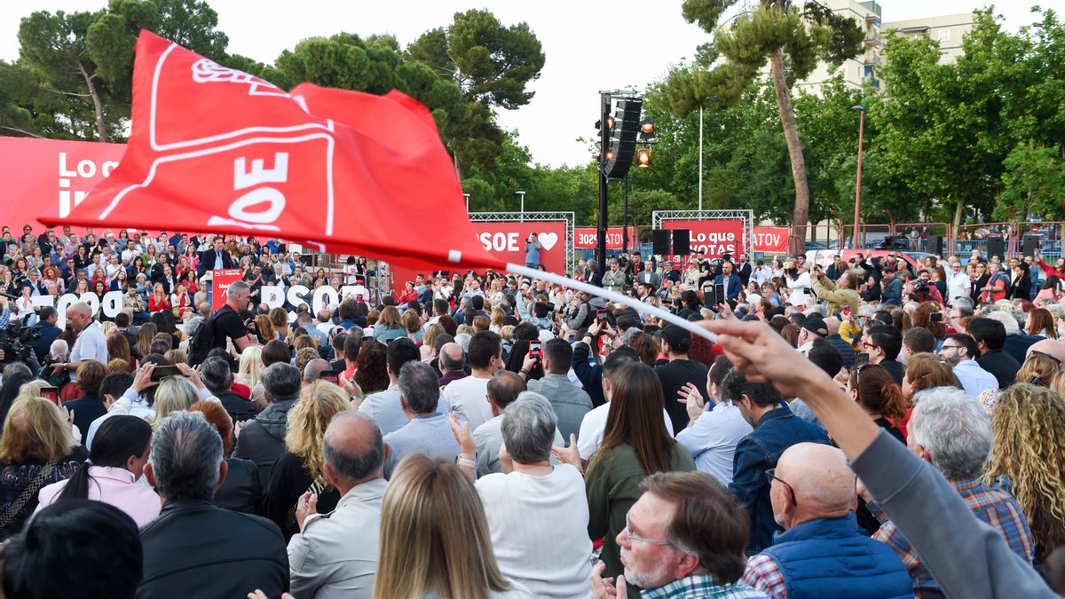 El presidente del Gobierno Pedro Sánchez, durante su intervención en un acto electoral en el Auditorio del Parque Forestal de Entrevías, a 25 de mayo de 2023, en Madrid (España).