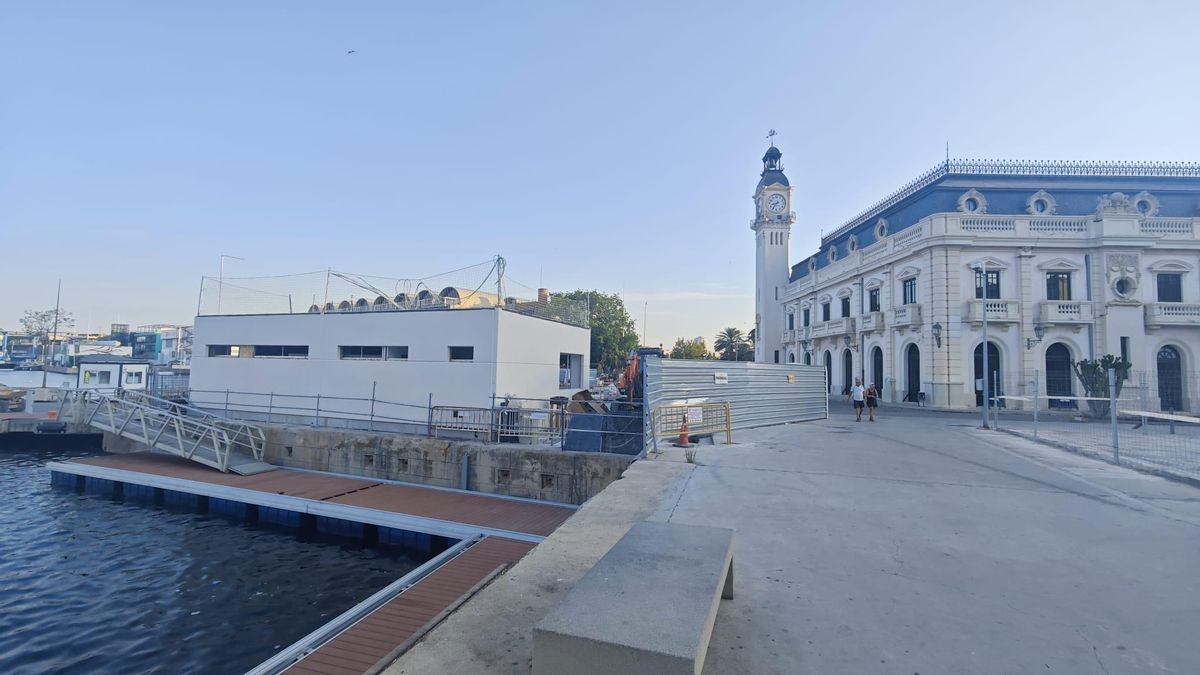 Un vestidor instal·lat al costat de l'edifici del Rellotge.