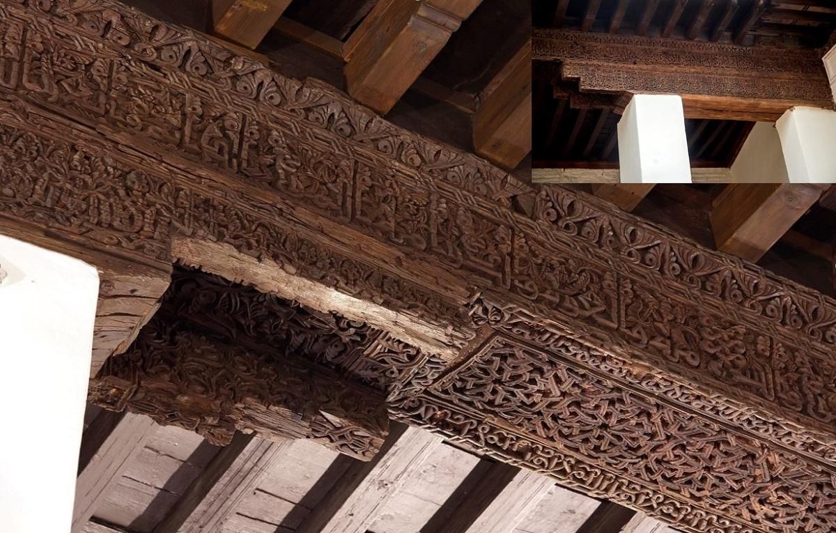 Viga de madera, situada en el patio central de la Casa del Temple. Está profusamente labrada y se aprecian los caracteres cúficos con versos del Corán en el lateral