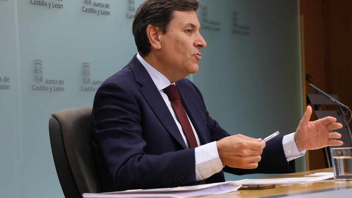 El consejero de Economía y Hacienda y portavoz de la Junta, Carlos Fernández Carriedo, comparece en rueda de prensa posterior al Consejo de Gobierno, en una imagen de archivo.