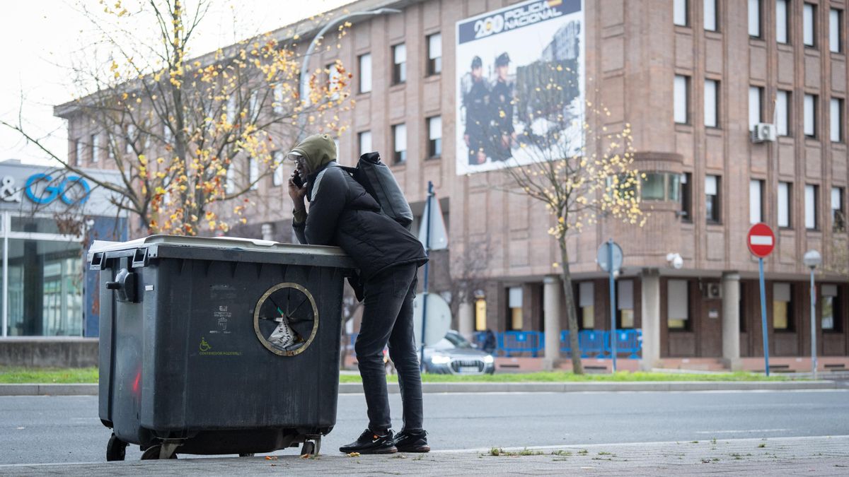 Un migrante maliense, delante de la comisaría de la Policía Nacional de Vitoria