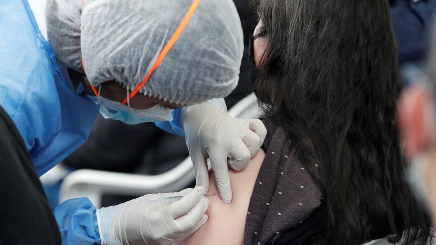 Canarias acelera el ritmo de vacunación y ya es la segunda comunidad que más dosis administra por cada 1.000 habitantes