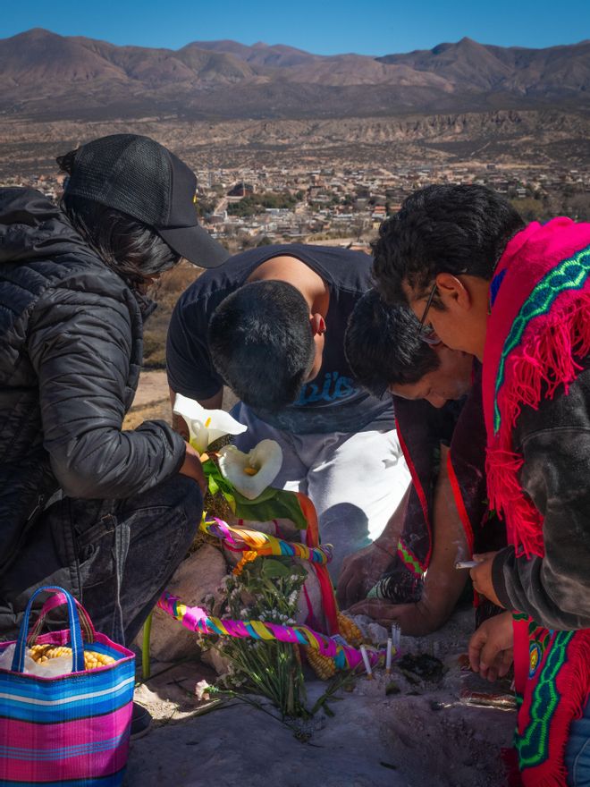 Ritual en la apacheta, entre montañas y memoria