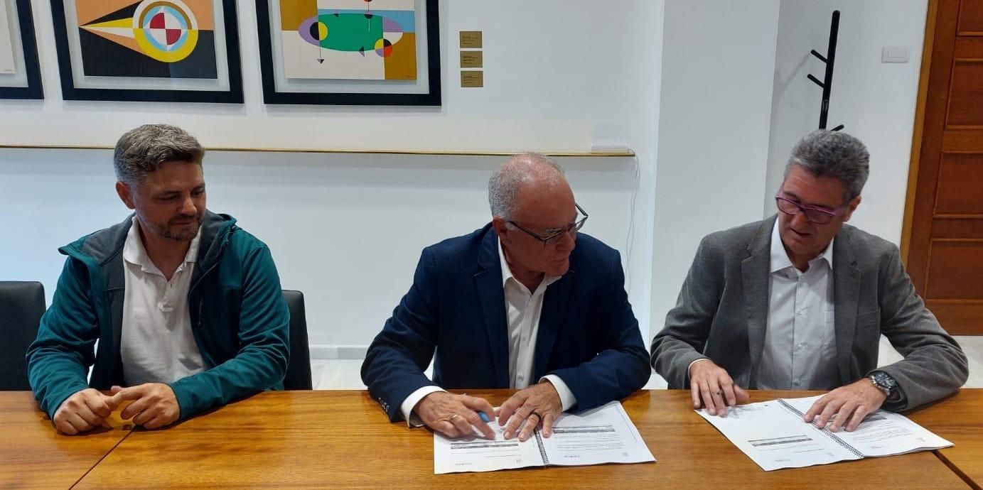 Un momento de la firma del convenio entre el IGM y el Consejo Insular de Aguas.
