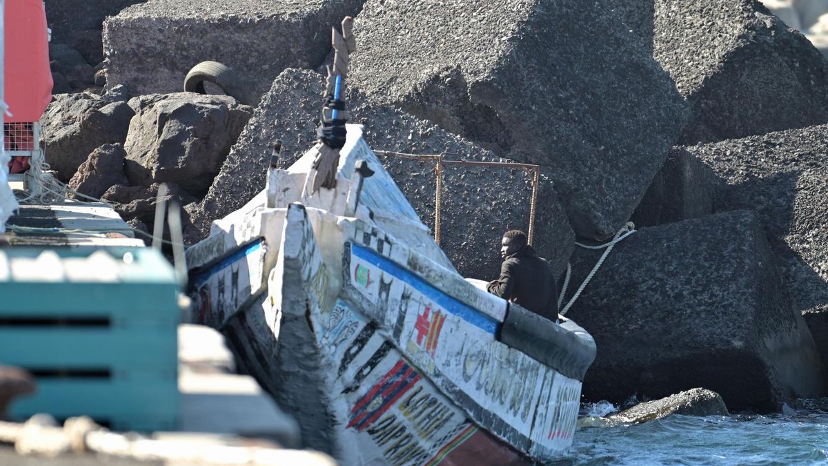 Un ocupante en el cayuco llegado este lunes a La Restinga por sus propios medios.