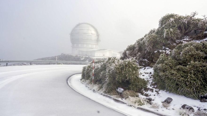 Entorno  del Gran Telescopio Canarias, este jueves, cubierto por un gélido manto blanco.