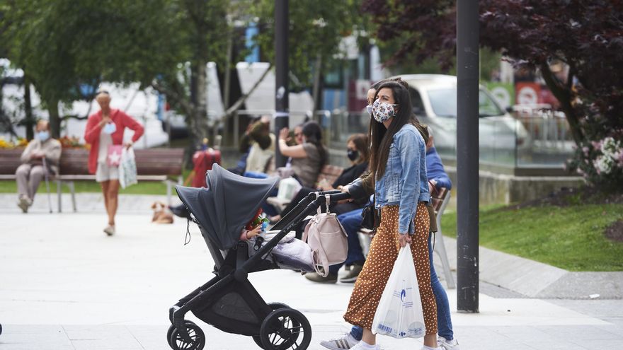 Transeúntes pasean por calles de Santander, Cantabria