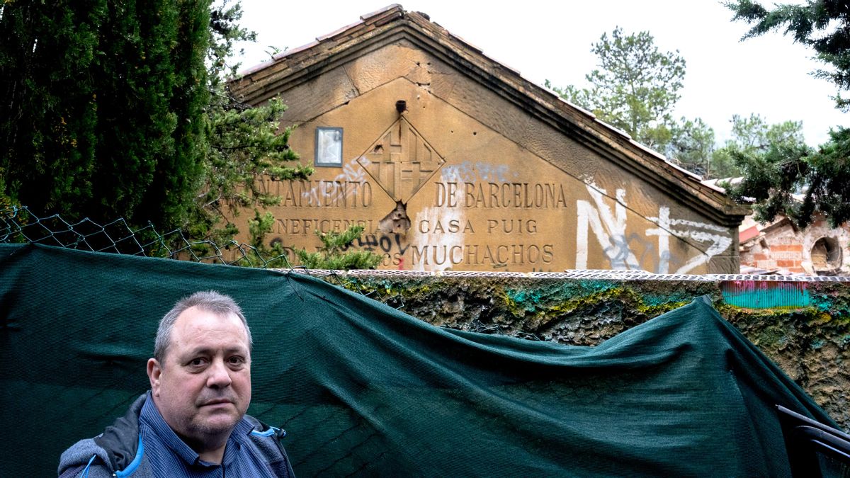 Valentín, exalumno de La Ciudad de los Muchachos, posa junto al edificio que antaño albergó las aulas del orfanato franquista