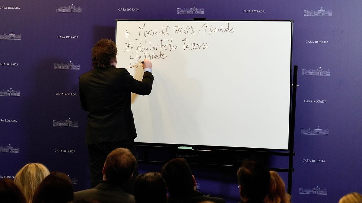 Javier Milei utilizó un pizarrón para explicar su proyecto de ley.