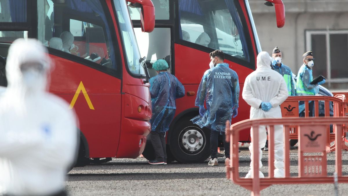 Comienza el desembarco de los españoles del buque Hondius, afectado con hantavirus